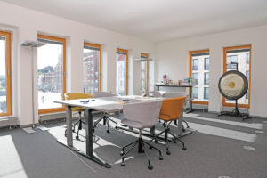 Ansicht des Seminarraums „Westwind“ mit großzügiger Fensterfront und Elbblick